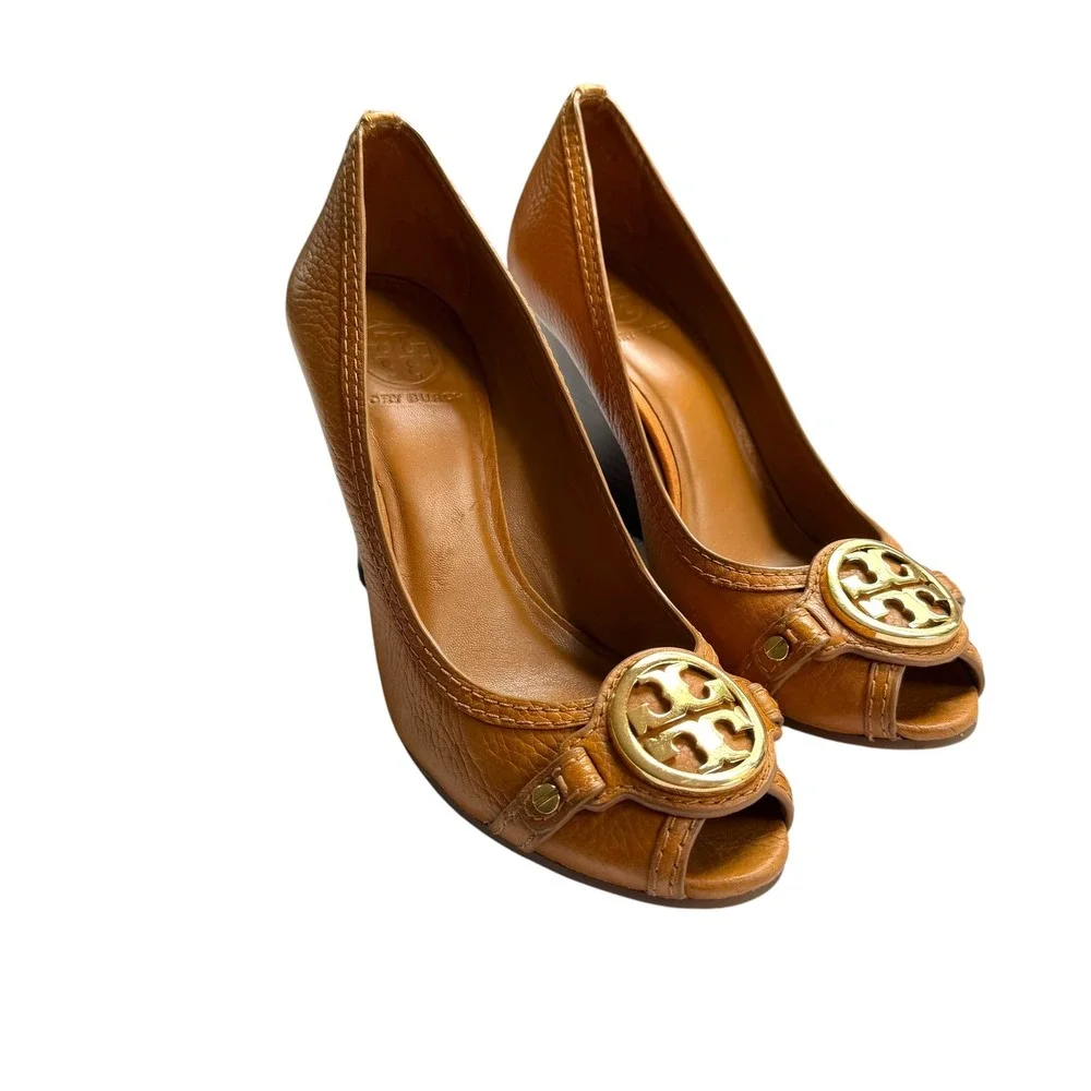 Tory Burch Sally Tan Pebbled Leather Peep Toe Wedge Pumps Gold Logo Medallion